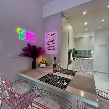 Colorful Vibes&jacuzzi Nights Sunny Escapes Cyprus Apartment *