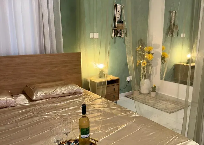 Colorful Vibes&jacuzzi Nights Sunny Escapes Cyprus アパート *