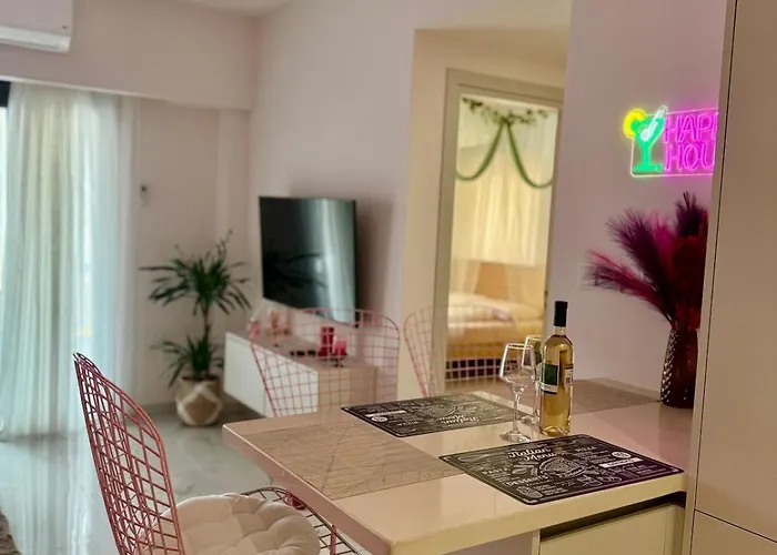 Colorful Vibes&jacuzzi Nights Sunny Escapes Cyprus アパート