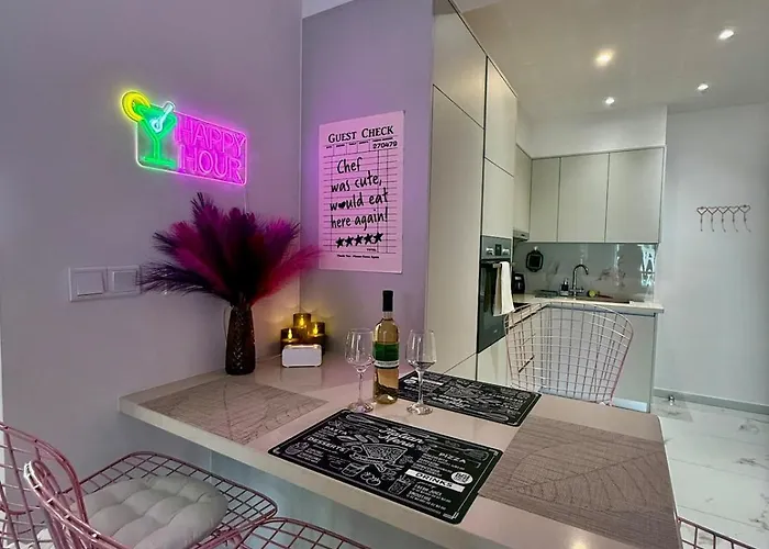 Colorful Vibes&jacuzzi Nights Sunny Escapes Cyprus アパート *