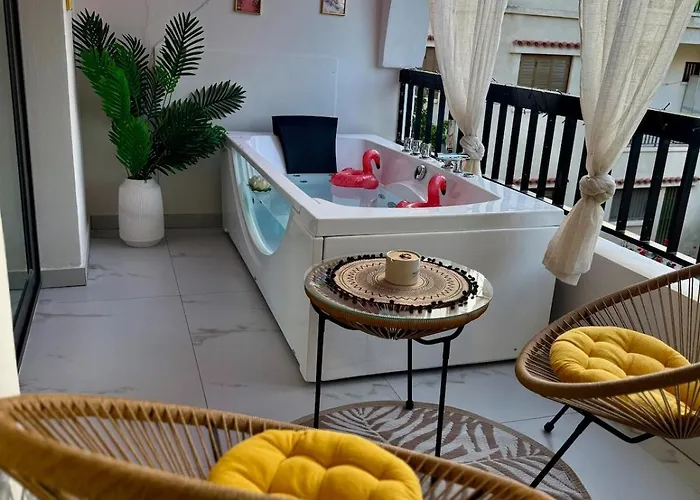 Colorful Vibes&jacuzzi Nights Sunny Escapes Cyprus アパート *