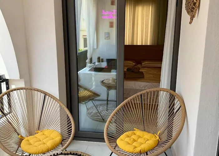 Colorful Vibes&jacuzzi Nights Sunny Escapes Cyprus アパート